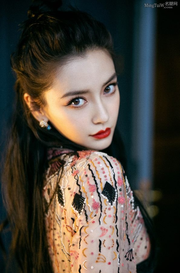 Angelababy脚踩性感恨天高 美腿在纱裙内曲线动人(8/9)