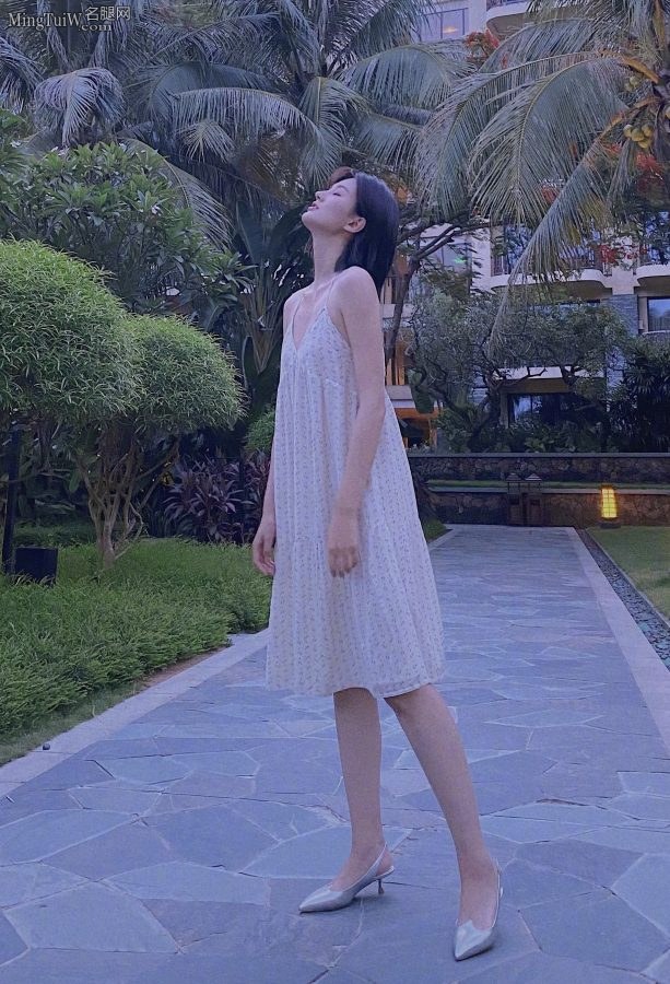 美少女乔欣身穿吊带白裙玉腿纤长踩银色尖头高跟(2/2)