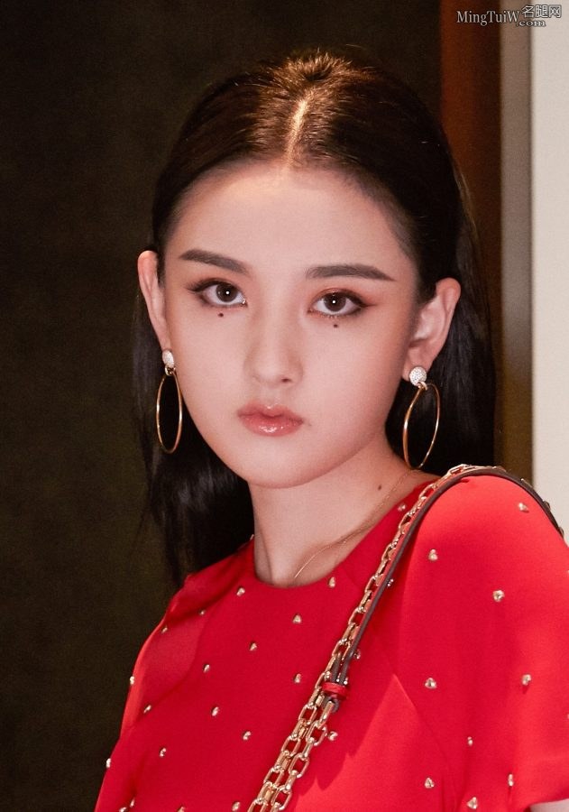 活力美少女宋祖儿玉腿白细 故意点的泪痣显得她气质娇艳(2/5)