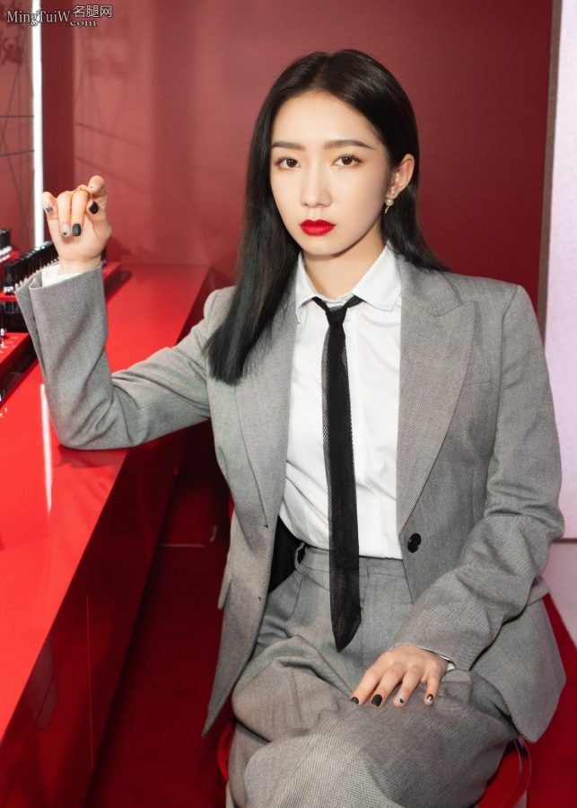 孟美岐DIOR迪奥活动展示烈焰红唇 身穿西服套装踩尖头高跟(4/11)