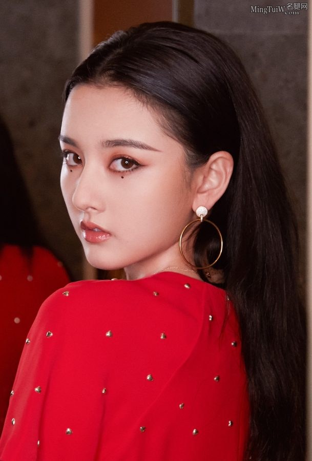 活力美少女宋祖儿玉腿白细 故意点的泪痣显得她气质娇艳(3/5)