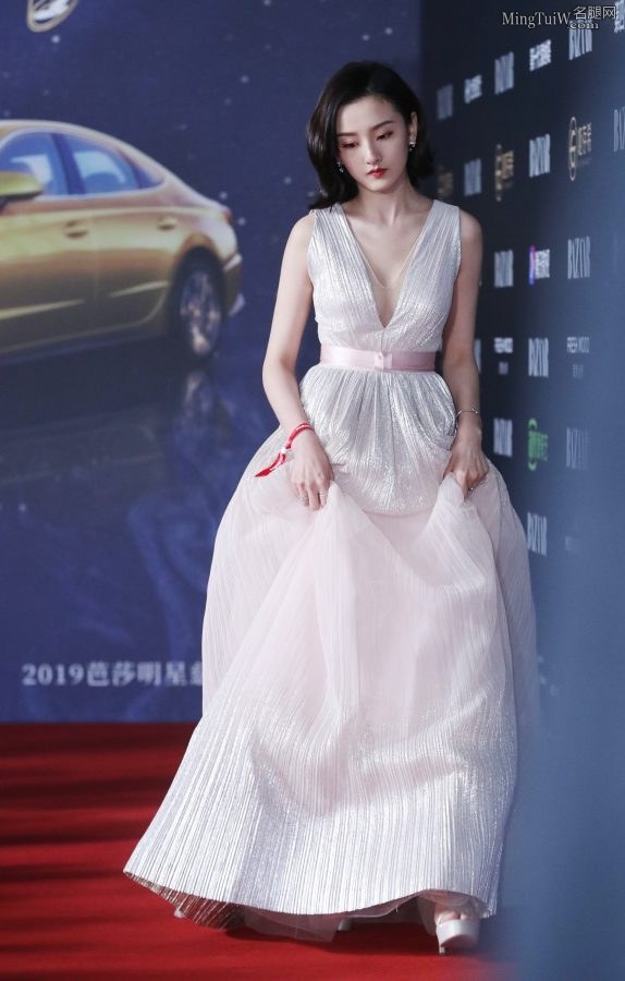 宋祖儿小小年纪就开始秀沟 我只想说她很有前途(5/8)