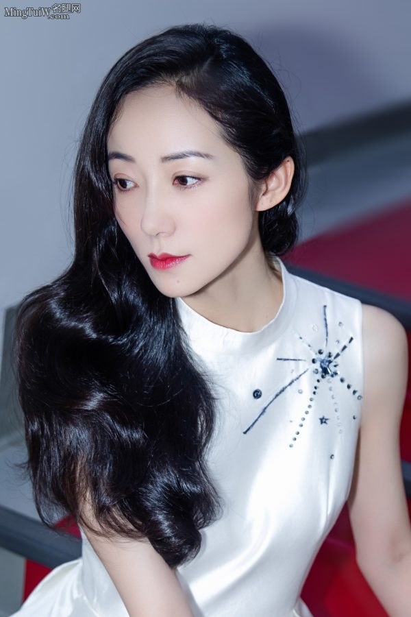 古典气质美人韩雪波浪长发美脸精致(3/8)