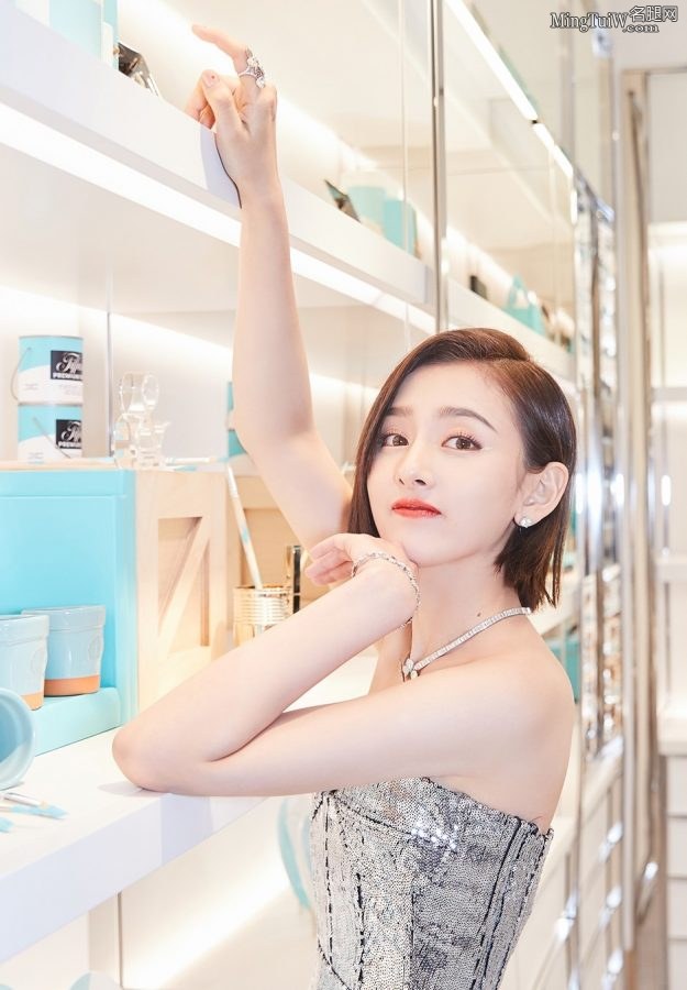 新生代明星宋祖儿一双华丽的美腿(3/8)