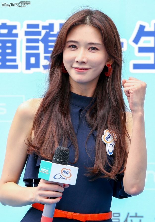 林志玲在妇女公益活动中穿小短裙展现迷人美腿(32/36)