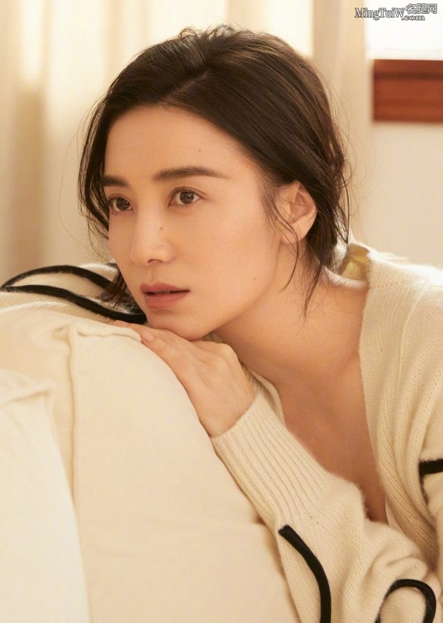 宋佳慵懒写真 穿低胸睡袍下面给自己吃(2/5)