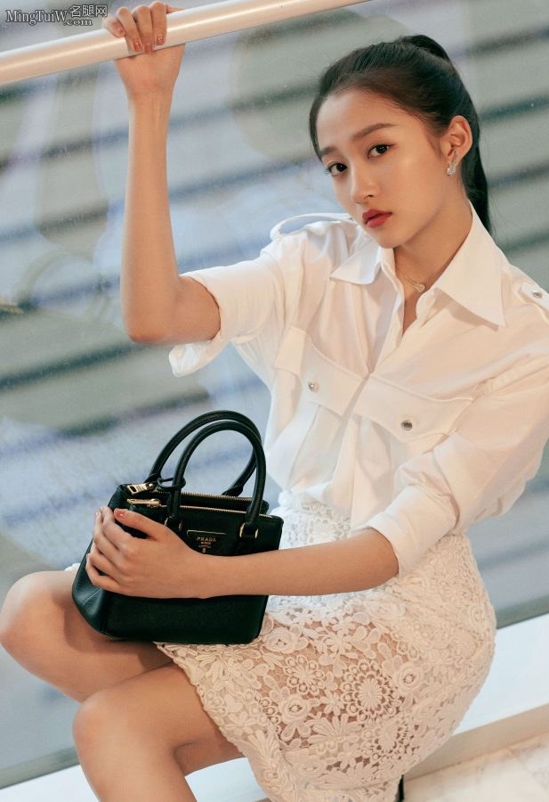 梳马尾辫的美少女关晓彤樱桃小嘴惹人怜(4/8)