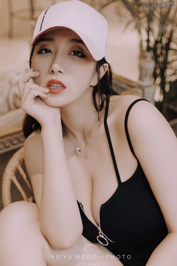 巨乳妹子孟衍竹棒球帽运动鞋写真(1/8)