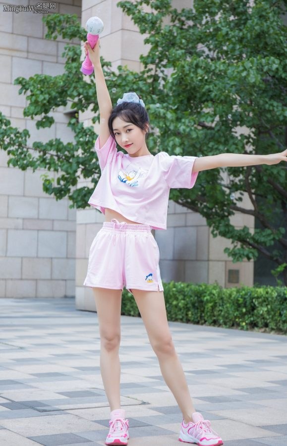 可爱少女宣璐粉嫩美腿童心未眠玩泡泡机(2/6)