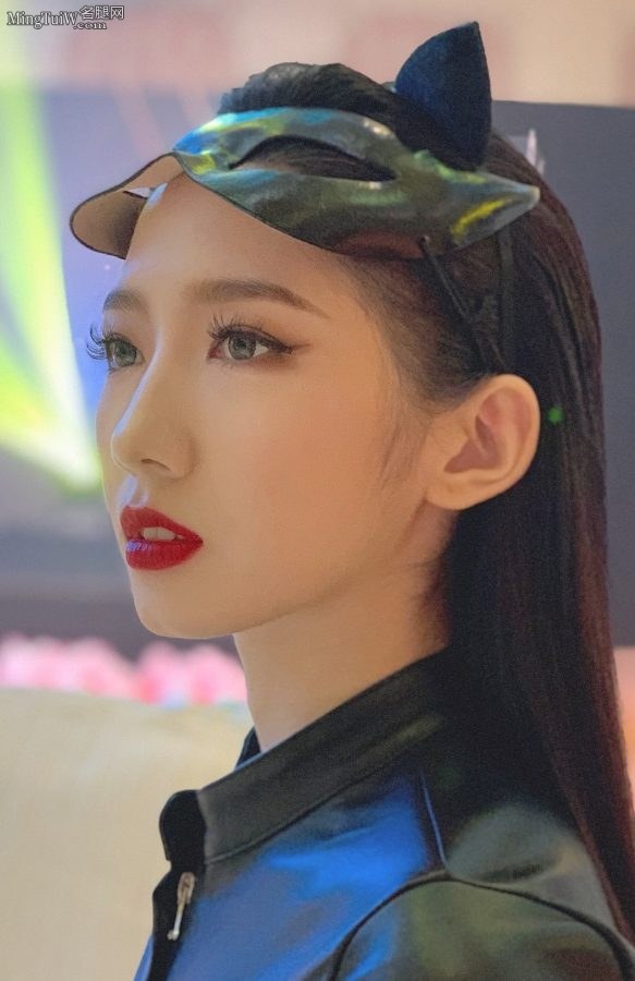 孟美岐穿包臀裙细高跟COS猫女形象(3/6)
