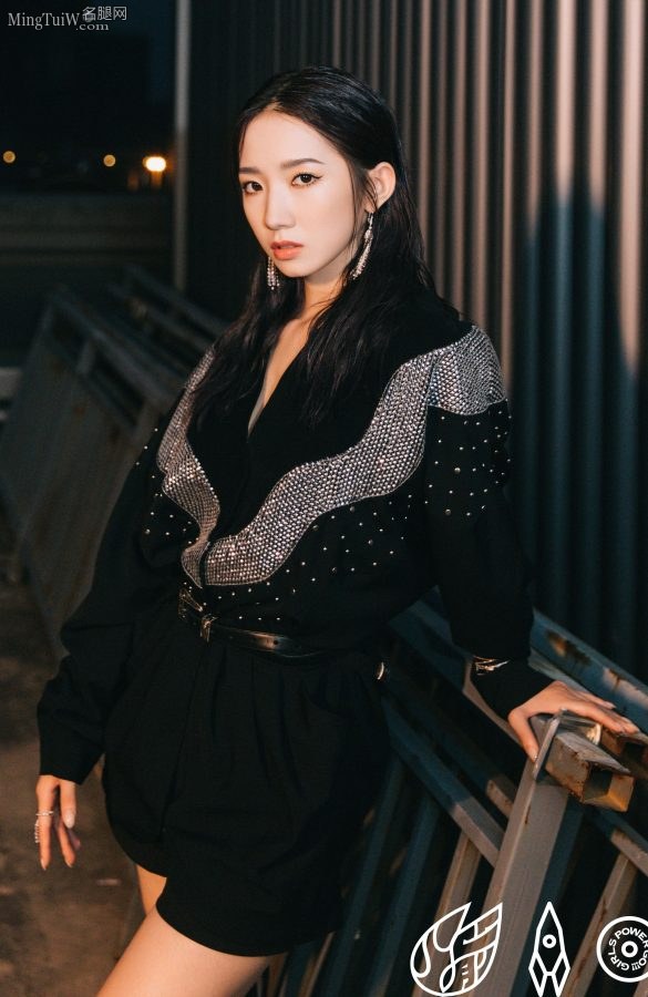 Meng Meiqi wears long leather boots to show off her sexy long legs, she is so beautiful and classy(7/8)