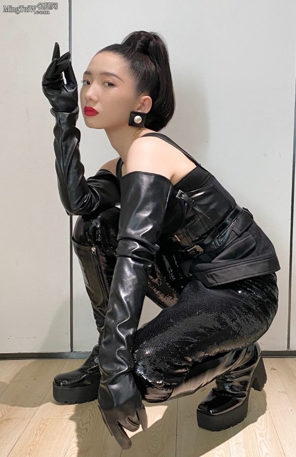 孟美岐皮裤配皮靴蹲在地上气质迷人(2/3)