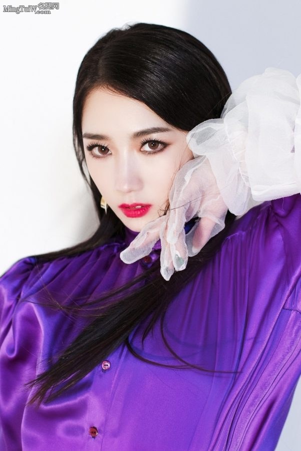 盛世美颜孟美岐紧身皮裤翘臀明显(3/4)