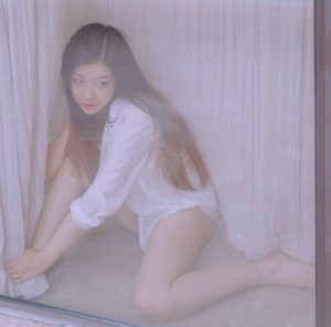 孟衍竹长腿光脚丫白色纯净写真