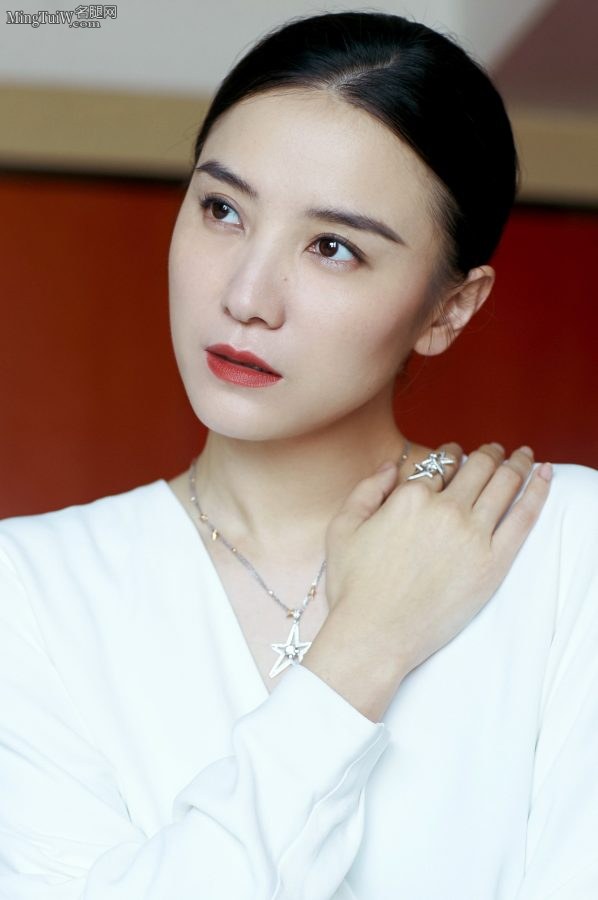 长身美女宋佳代言珠宝品牌 玉足和高跟鞋相得益彰(6/6)