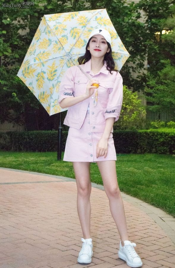 快来欣赏粉色少女宣璐白嫩的香腿(7/7)