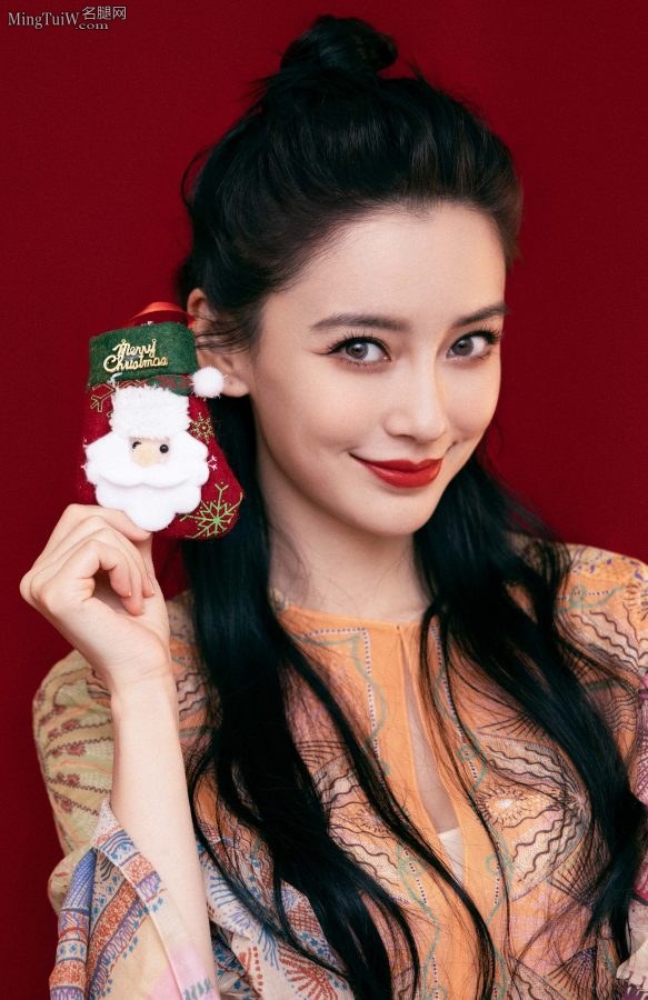 Angelababy Yang Ying admires her beautiful legs on Christmas Eve(8/9)