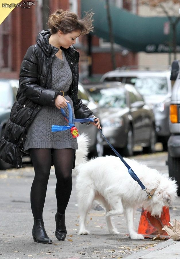 演员Olivia Wilde穿黑丝袜短皮靴遛狗（第4张/共5张）