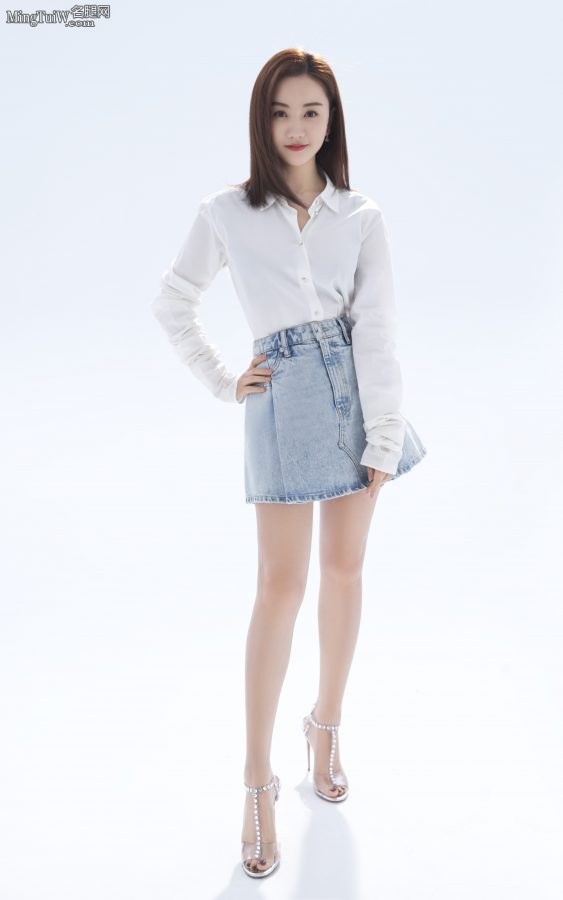女明星杨蓉牛仔裙长腿美足漂亮写真(1/4)