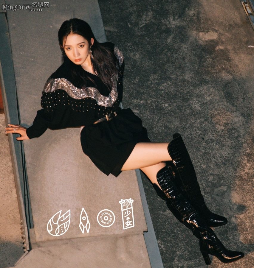 孟美岐穿长皮靴秀性感长腿太美太有气质(2/8)