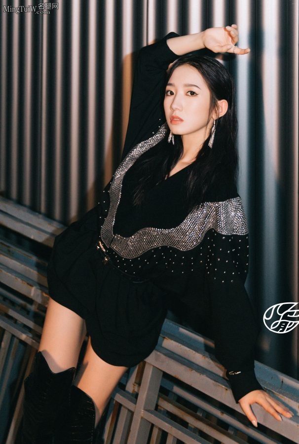 孟美岐穿长皮靴秀性感长腿太美太有气质(8/8)