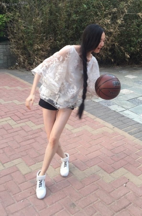 篮球美少女康可人 手机拍她的细白腿（第1张/共4张）