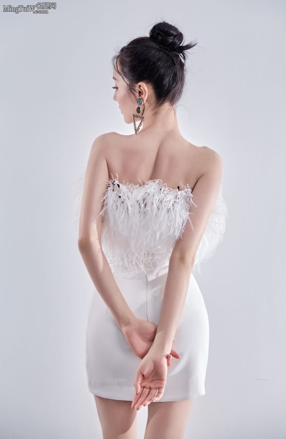 精致的美女明星迪丽热巴超短裙长腿玉足写真(7/8)