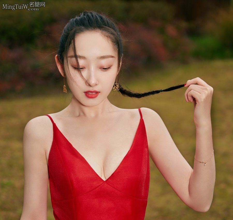 蒋梦婕低胸吊带裙这表情太欲了(4/5)