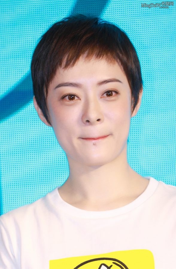 短发娘娘孙俪穿卡通T恤 双腿匀称修长(2/3)