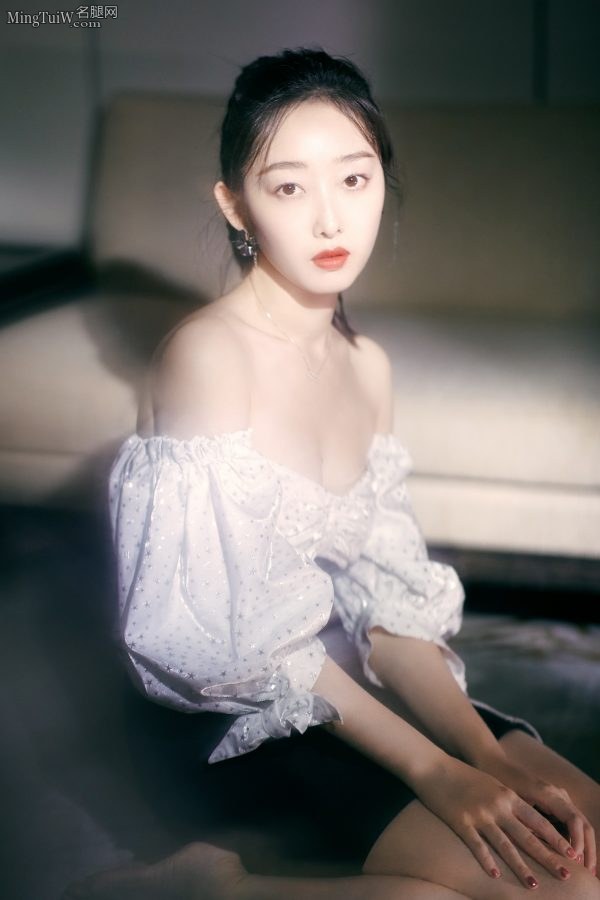 清纯+性感蒋梦婕穿低胸裙秀沟(4/6)