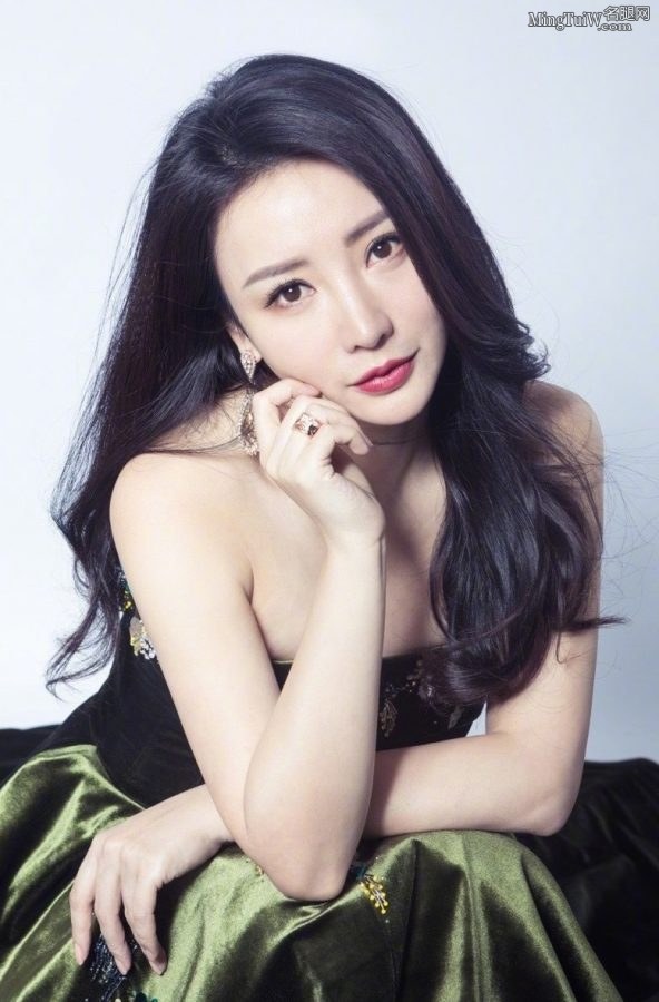 柳岩的重点是上半身(2/8)