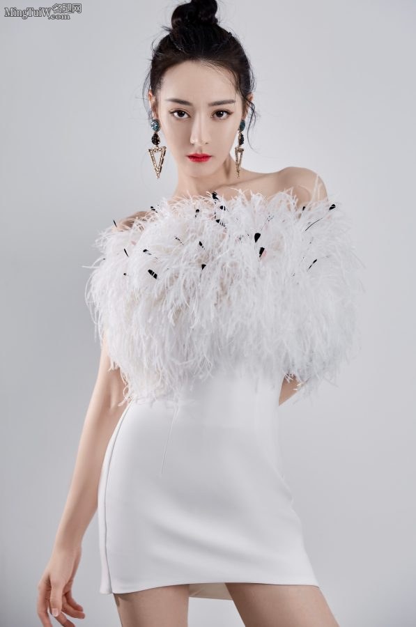 精致的美女明星迪丽热巴超短裙长腿玉足写真(5/8)