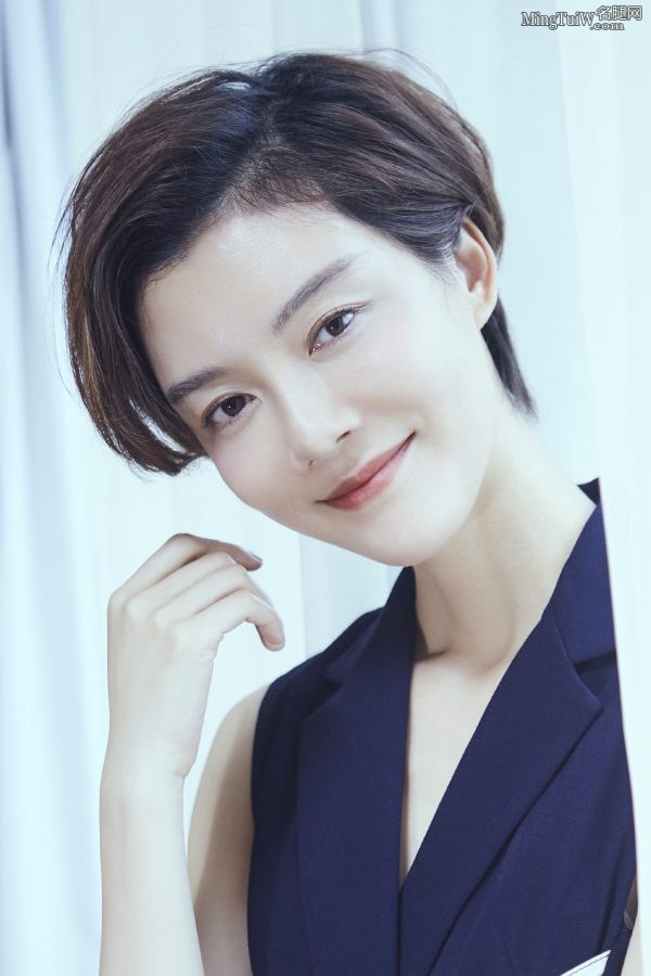 短发气质女星车晓踩细跟凉鞋脚背青筋微露(2/2)