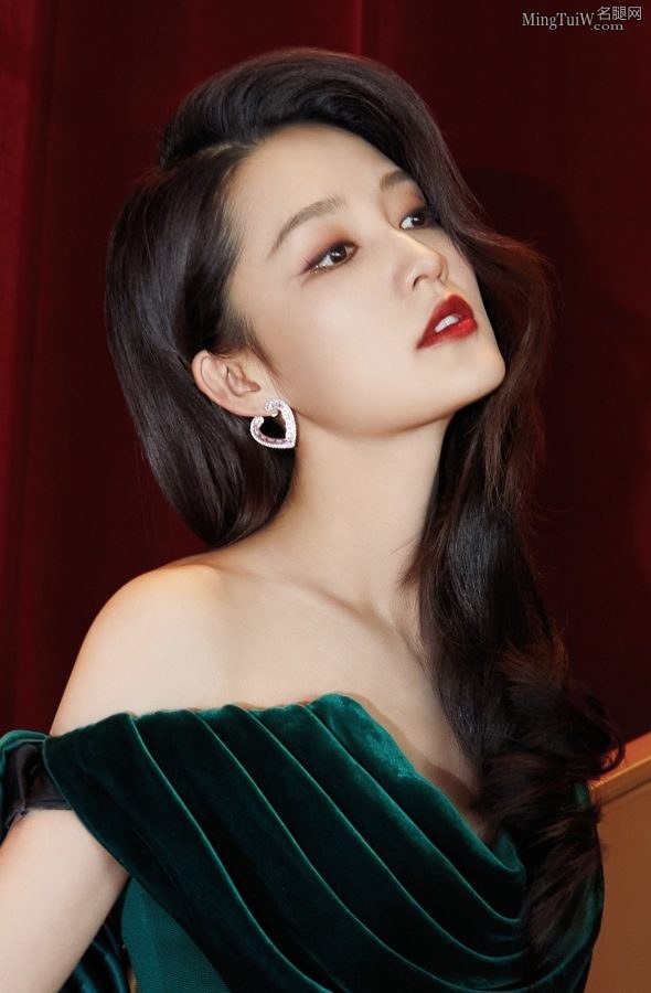 女星李沁穿修身晚礼服露美背玉肩(6/9)