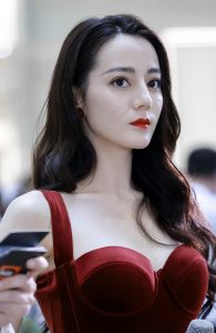 迪丽小热巴身穿低胸紧身裙这身材太好了
