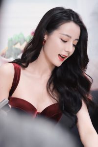 迪丽小热巴身穿低胸紧身裙这身材太好了