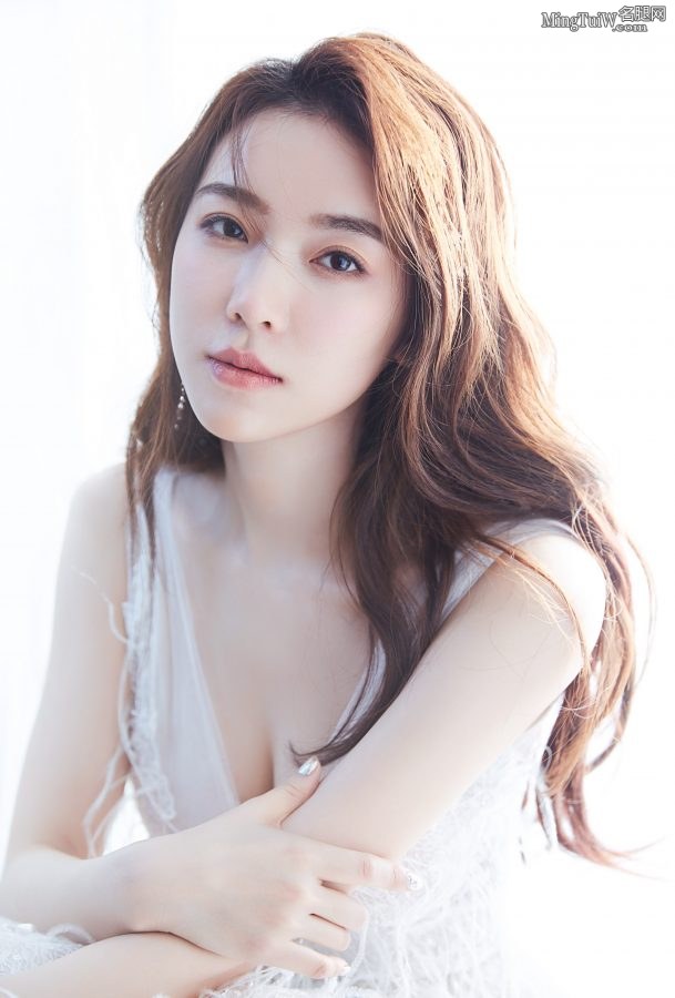 女明星宁心一袭羽毛低胸长裙展露玉背美沟(4/6)