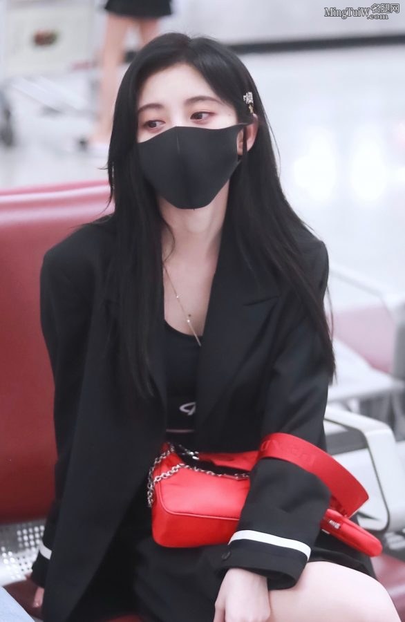 鞠婧祎戴口罩外出穿西装短裙玉腿雪白(4/7)
