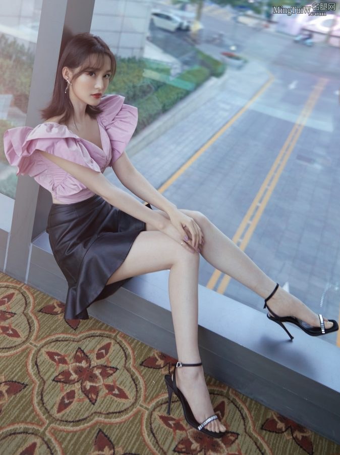 女明星李沁这双腿手感一定超滑溜(1/4)