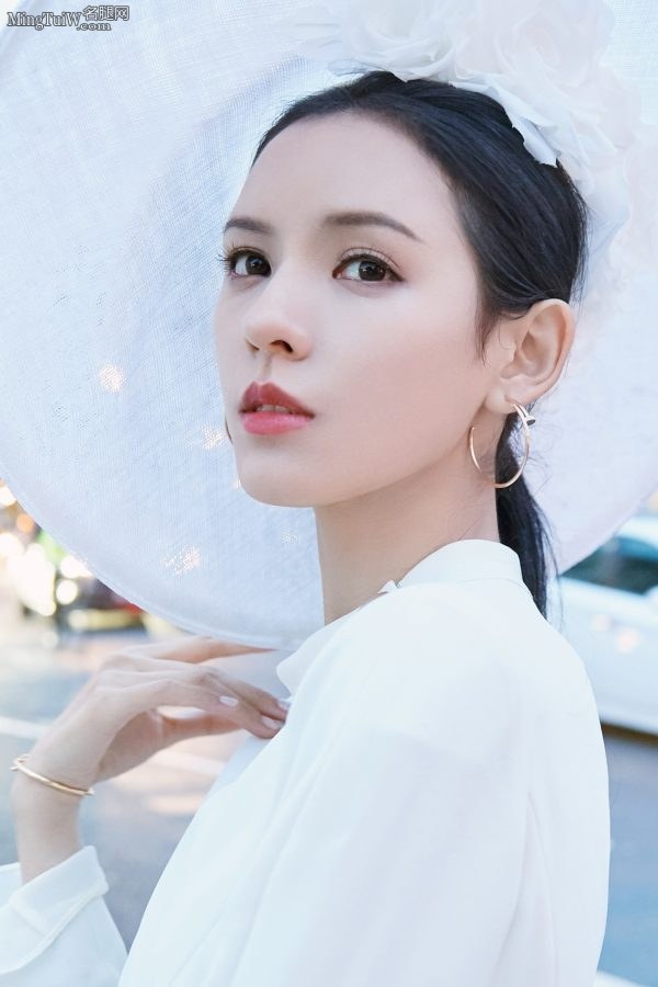 张予曦白色圆礼帽搭配白色高跟鞋气质高贵(3/10)