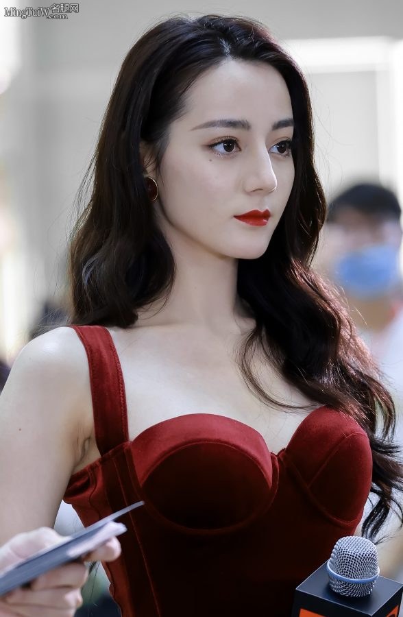 迪丽小热巴身穿低胸紧身裙这身材太好了(17/22)