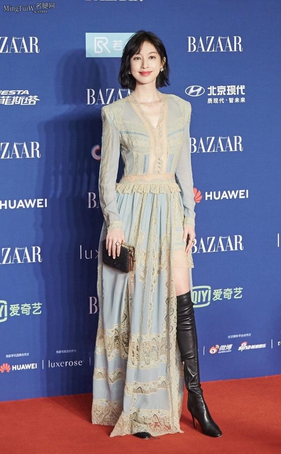 Zhang Li's slit skirt and long leather boots are so beautiful at the Harper's Bazaar Charity Night(5/8)