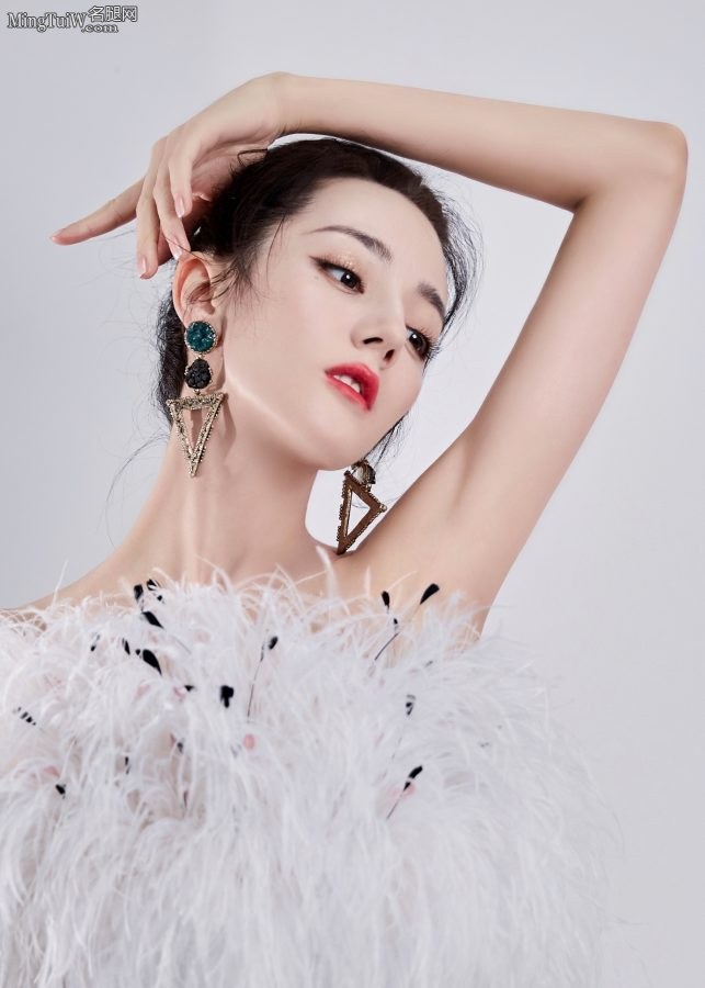 精致的美女明星迪丽热巴超短裙长腿玉足写真(4/8)