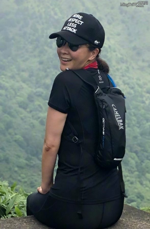 刘嘉玲登山穿弹力紧身裤显健美长腿(13/21)