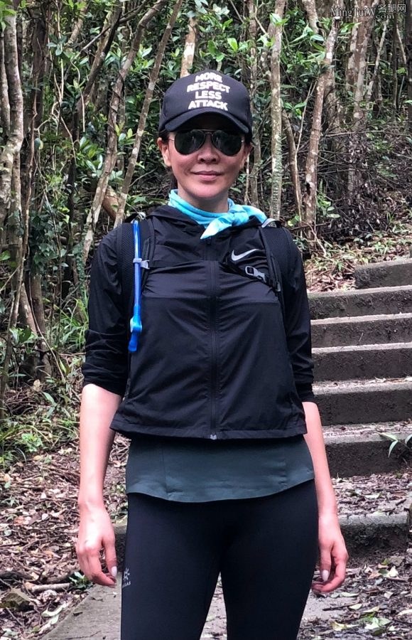 刘嘉玲登山穿弹力紧身裤显健美长腿(9/21)