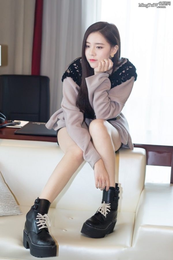 宋妍霏美腿图小合集(1/9)