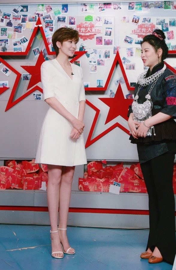 短发美女主持人紫檀漂亮的玉腿超细(1/3)