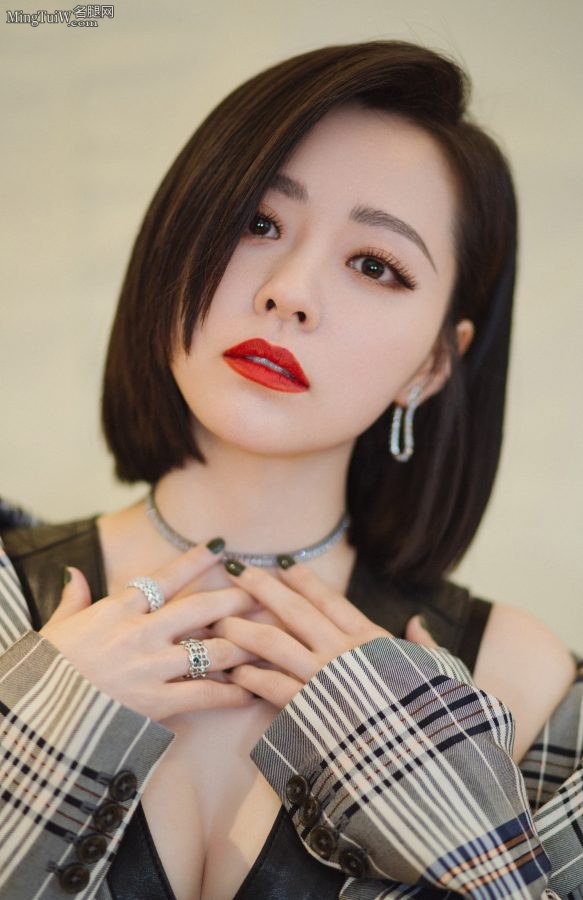 张靓颖秀腿秀的腻了开始秀沟(3/11)