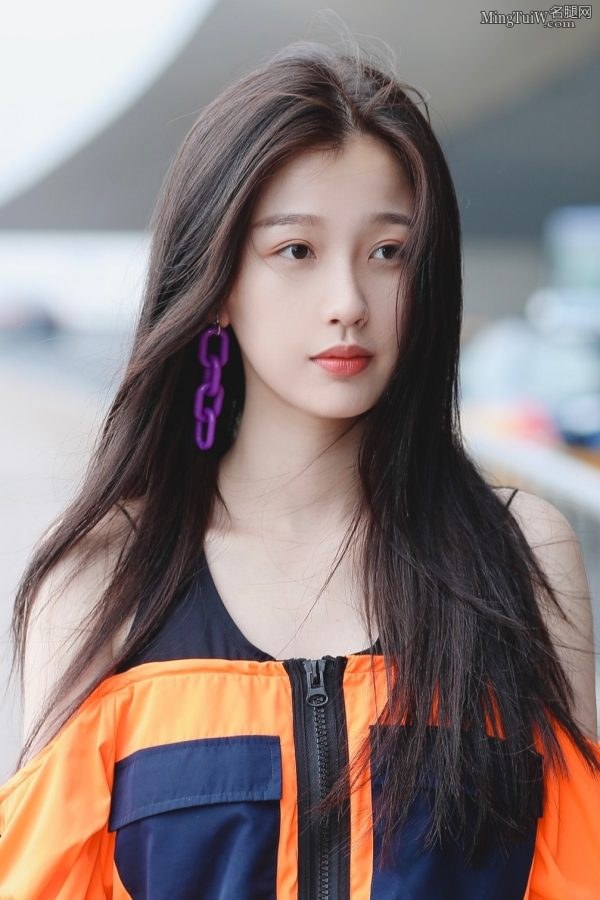 Yu Shuxin's airport street photos, tight sports shorts and white legs(4/6)