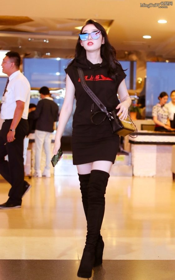 蒋梦婕长靴美腿在机场抓紧时间玩王者荣耀(4/6)